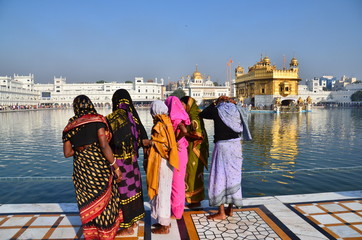 インドのアムリトサル　黄金寺院と参拝に来たインド人女性