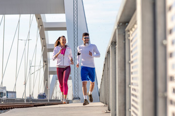 Fototapeta premium Couple jogging at the bridge