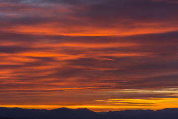 bunte wolken bei einem sonnenuntergang