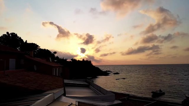 Lever du soleil sur la mer depuis une terrasse &agrave; Saint-Tropez &ndash; Vue panoramique m&eacute;diterran&eacute;enne