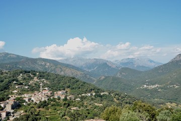 Fototapeta na wymiar village de montagne en corse