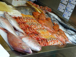 pescados y mariscos en pescaderia mercado atarazanas malaga