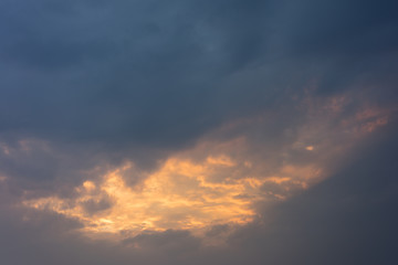 Naklejka na ściany i meble Von der Sonne angestrahlte Wolken am Abendhimmel