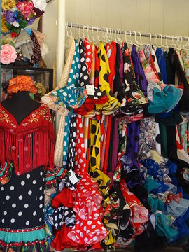 trajes de gitana o flamenca en perchero 