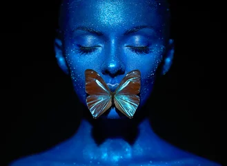 Stickers pour porte Femme Mannequin femme en bleu brillant scintille et néons posant en studio. Portrait de belle femme sexy avec papillon bleu. Maquillage lumineux de paillettes colorées de conception d& 39 art