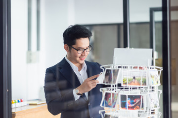 businessman choosing the postcard © WMSTUDIO