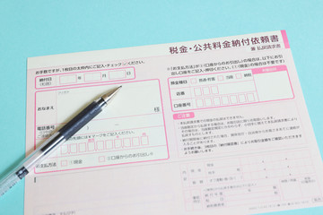 Obraz premium 税金・公共料金納付依頼書とボールペン