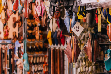 Naklejka premium Puesto de Zapatillas (Babuchas) en el Mercado del Zoco de Marrakech en Marruecos