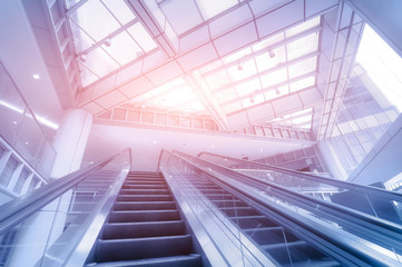 Obraz premium Escalator in modern business center. Blue toning image