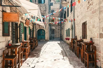 Fototapete Rund Alte historische Gebäude mit Straßencafé im zentralen Bezirk der antiken Stadt Kotor in Montenegro © O.Farion