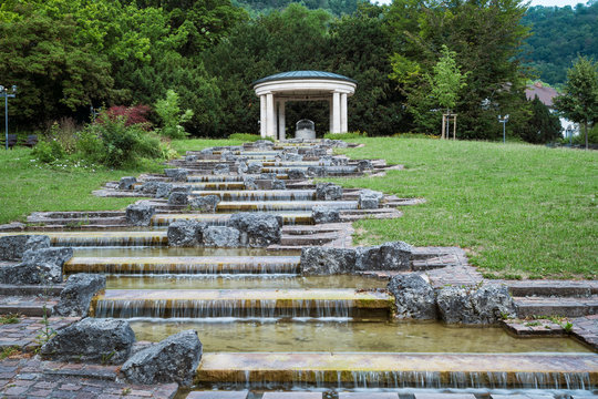 Quellentempel und Kaskaden im Kurpark in Bad &Uuml;berkingen