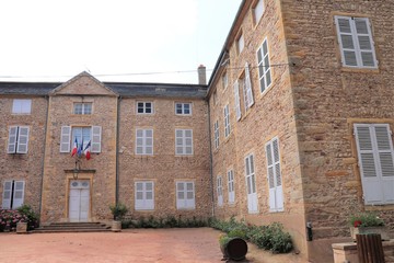 Mairie et château de Fontcrenne, village de Villé Morgon