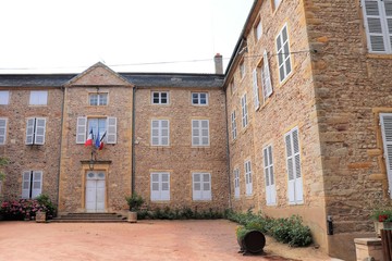 Mairie et château de Fontcrenne, village de Villé Morgon