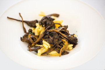 a plate pasta with mushrooms