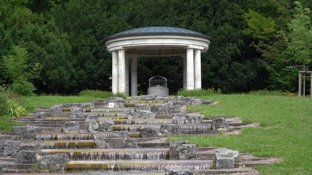 Quellentempel und Kaskaden im Kurpark in Bad &Uuml;berkingen