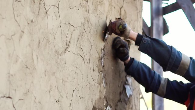 plaster applies a layer of plaster