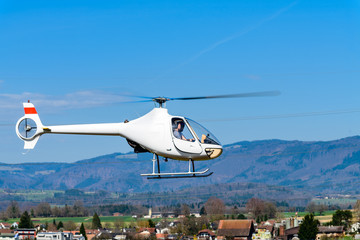 Helikopter in der Seitenansicht im flug © Alexander