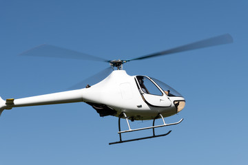Helikopter in der Seitenansicht im flug © Alexander