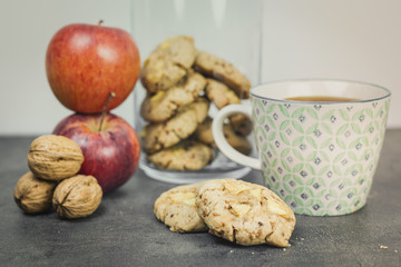 petit déjeuner de cookie fait maison fruits et tasse de thé sur un plan de travail de cuisine moderne