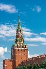 Fototapeta na wymiar View of the Spasskaya Tower of the Moscow Kremlin against a cloudy sky.
