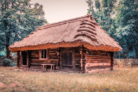 wiejska chata drewniana