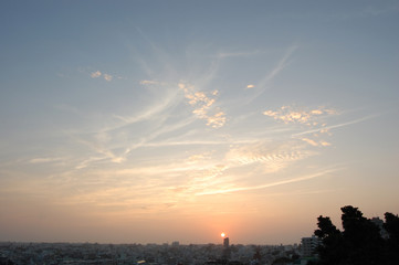 夕焼けと都会のシルエット