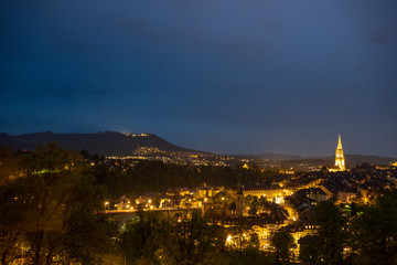 Obraz premium Beautiful panorama view of bern the capital city of Switzerland at night time for background with copy space
