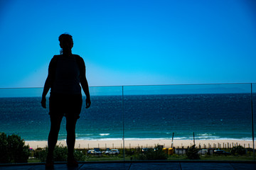 Fototapeta premium silhouette with blue ocean