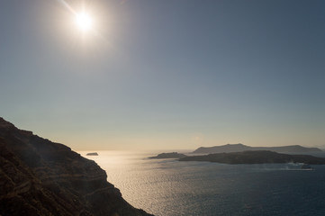 Die Kamins von oberhalb des Hafens von Santorini