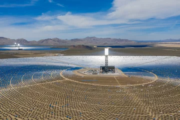 Foto op Aluminium Luchtfoto van de zonnetoren van het Ivanpah Solar Electric Generating System © Kit Leong