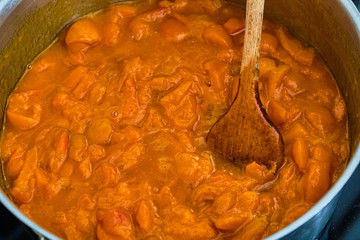 Preparing apricot marmelade