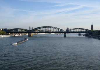 Fototapeta na wymiar Eisenbahnbrücke über den Rhein in Köln