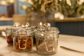 Escolhas de pequeno-almoço, cereais e bagas.