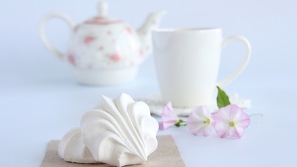 Fototapeta na wymiar cup of tea and marshmallow 