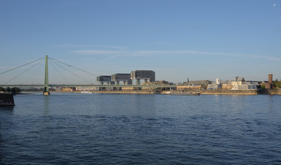 Obraz premium Rheinauhafen und Severinsbrücke in Köln