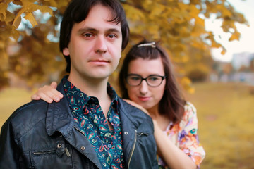 Obraz premium young couple on date in autumn park