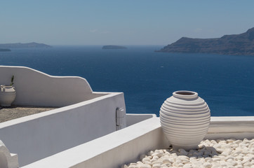 Krüge auf einem Haus auf Santorini