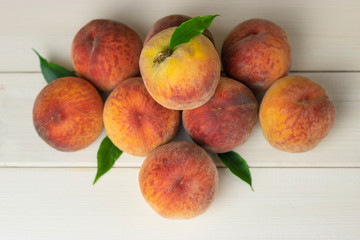 Ripe peaches in a plate on a wooden background. Close-up peaches Healthy food concept, plant background, natural eco-products, organic food, vegetarian, vegetables, raw, festival food