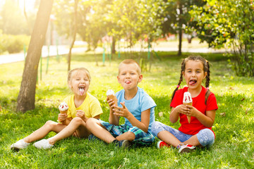 Fototapeta premium Bliska pre-teen przyjaciół w parku uśmiechając się do kamery