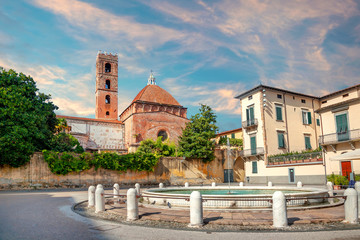 View of San Martino Square and San Giovanni church.  Lucca, Tuscany, Italy - obrazy, fototapety, plakaty