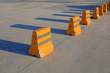 Cement concrete traffic isolation pier