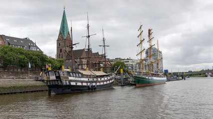 Alte Segelschiffe am Martinianleger in Bremen