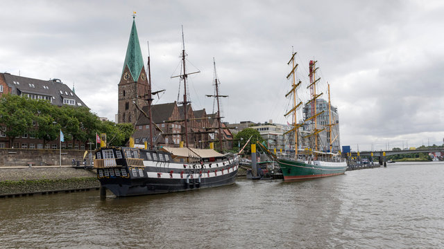 Alte Segelschiffe am Martinianleger in Bremen