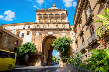 Passerelle médiévale nommée Nouvelle Porte (Porta Nuova) à Palerme. Sicile, Italie