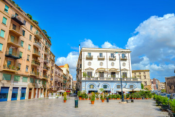 Piazza Marina et rue avec immeubles résidentiels à Palerme. Sicile, Italie