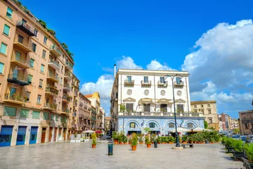Fotobehang Piazza Marina en straat met woongebouwen in Palermo. Sicilië, Italië © Valery Bareta