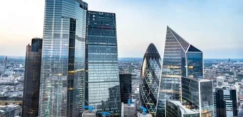 Foto op Plexiglas De skyline van Londen, ontsnapping uit de stad bij zonsondergang © offcaania