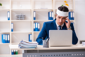 Head injured male employee working in the office