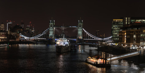 Obraz premium tower bridge in london at night