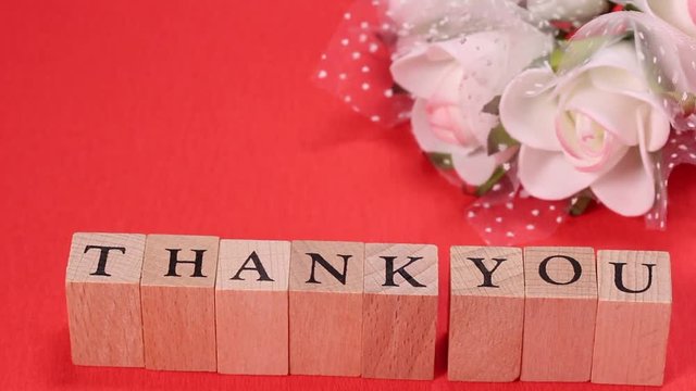 文字ブロックと花束